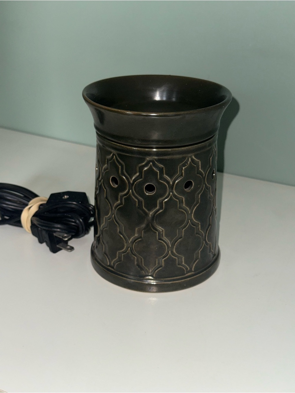 Scentsy Morocco style wax pot. Comes with good variety of wax melts. Retired
